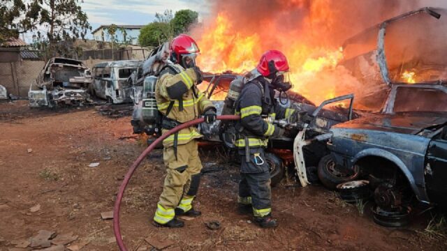 Incêndio atinge loja de peças automotivas em Araguari e destrói seis veículos