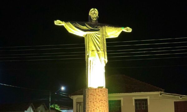 Prefeitura de Cumari ilumina Cristo em amarelo em apoio à campanha Setembro Amarelo