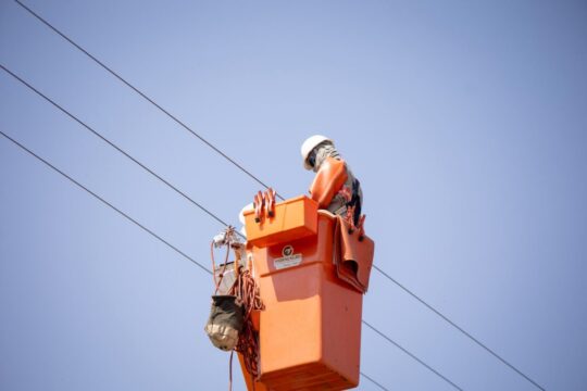 Equatorial Goiás informa clientes quando precisa interromper fornecimento de energia para manutenções na rede