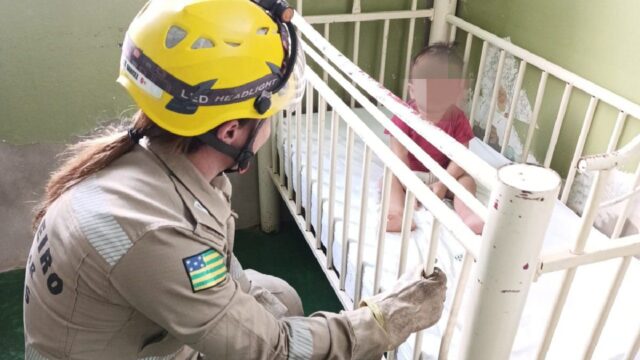 Criança fica com o pé preso em berço e é resgatada por bombeiros em creche de Ipameri