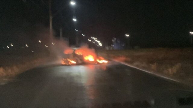 Incêndio destrói carro em rua de Araguari