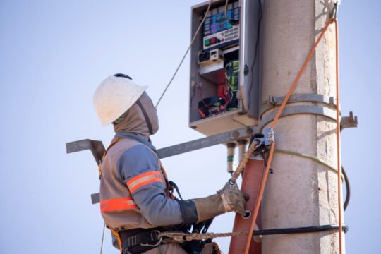 Equatorial Goiás informa clientes quando precisa interromper fornecimento de energia para manutenções na rede elétrica