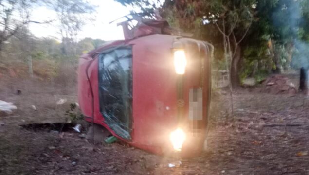 Acidente deixa dois homens feridos após carro sair da pista e capotar na GO-330 em Pires do Rio