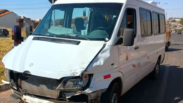 Homem fica ferido após colisão entre van e moto em Catalão