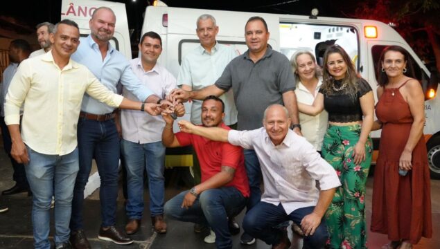 Entrega de ambulância e revitalização de praça marcam noite histórica em Pires Belo