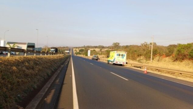 Mulher morre após ser atropelada na BR-050, em Araguari; motorista fugiu sem prestar socorro