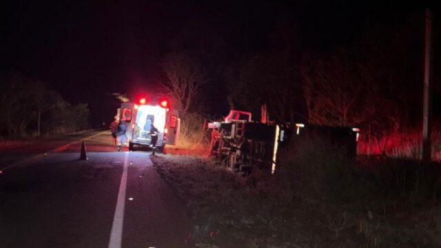 Caminhoneiro de 20 anos escapa ileso após tombamento de carreta na GO-330, em Catalão