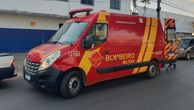 Mulher fica ferida após colisão entre moto e picape em avenida de Catalão