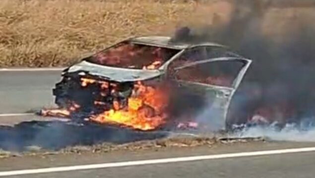 Carro pega fogo na BR-050 em Catalão; ninguém ficou ferido