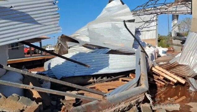 Forte chuva com ventos de até 90 km/h causa estragos em Goiandira