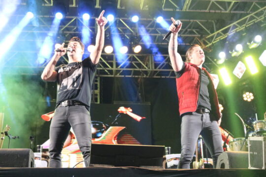 Terceira noite da Festa do Peão de Corumbaíba reúne multidão e tem show de George Henrique e Rodrigo