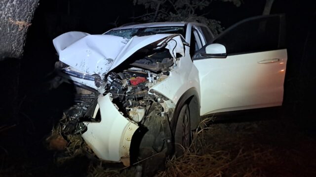 Motorista de 53 anos fica ferido após colisão de carro contra árvore em Uberlândia