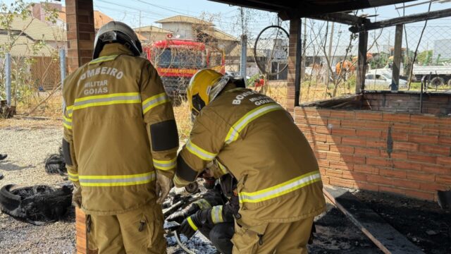 Bombeiros controlam incêndio em galpão de transportadora em Catalão
