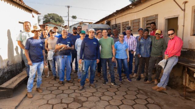 Prefeito Rafael Meirelles entrega botinas de trabalho e reforça segurança dos colaboradores em Cumari