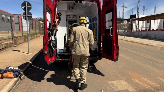Colisão entre carro e moto deixa motociclista ferido em Catalão