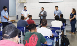 Carlos Albino prestigia primeira aula do curso gratuito de Eletricista Industrial do Prossiga/SENAI