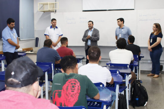 Carlos Albino prestigia primeira aula do curso gratuito de Eletricista Industrial do Prossiga/SENAI