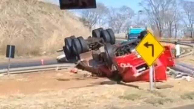 Caminhão tomba na BR-050 em Araguari e deixa uma pessoa ferida