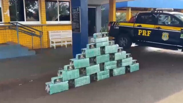 PRF intercepta dois caminhões e apreende 330 kg de cocaína em Jataí (GO)