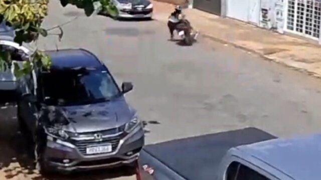 Câmeras registram acidente em que motociclista fica ferida após se enroscar em fio em Catalão