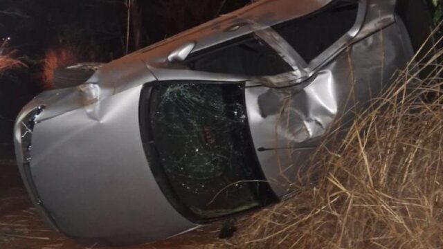Carro capota e cai em ribanceira na GO-330, em Três Ranchos