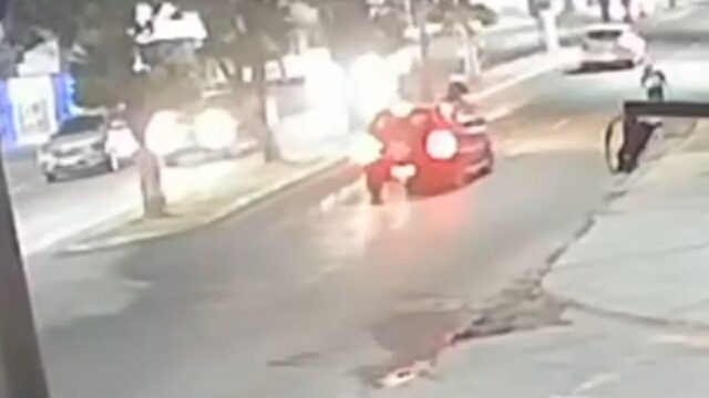 Câmera flagra momento em que mulher é atropelada por moto em Catalão