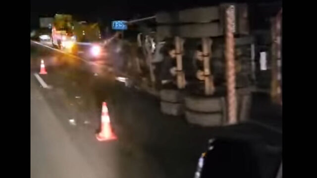 Acidente entre dois caminhões deixa feridos e interdita trecho da BR-365 em Uberlândia