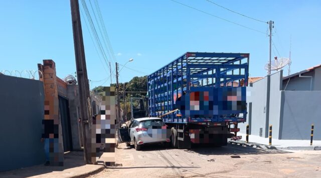 Caminhão de gás avança sinal e causa acidente no bairro dos Lucas, em Catalão