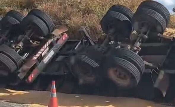 Carreta carregada de milho tomba na BR-050 em Catalão