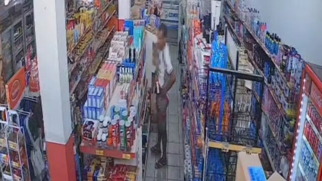 Comerciante flagra homem escondendo produtos na cueca durante furto em empório de Uberlândia; VÍDEO