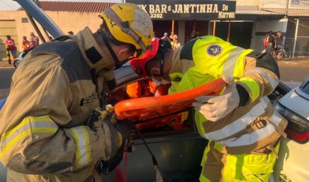 Colisão entre dois carros deixa quatro feridos em avenida movimentada de Uberlândia