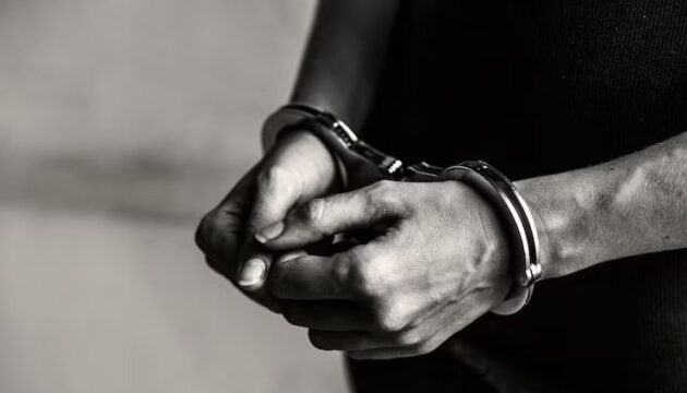Mulher é presa por agredir ex-companheira em Campo Alegre de Goiás
