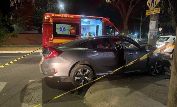 Motorista morre após carro bater em poste na Avenida Segismundo Pereira, em Uberlândia