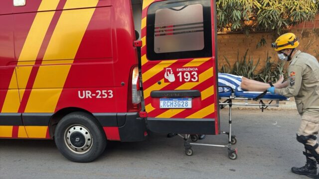 Casal fica ferido após colisão entre carro e moto em cruzamento de Catalão
