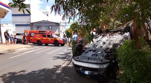 Carro capota após colisão e duas pessoas ficam feridas no centro de Uberlândia