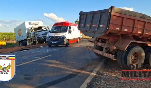 Acidente entre dois caminhões deixa motorista gravemente ferido na MG-414, em Araguari