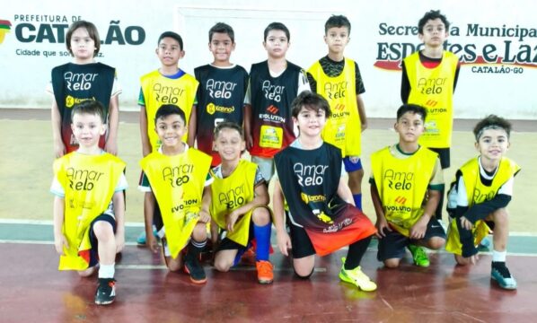 A bola que ensina: projeto de futsal AmarElo transforma a infância em Catalão