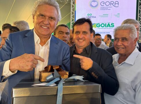 Prefeito de Goiandira presenteia governador Ronaldo Caiado em comemoração de aniversário