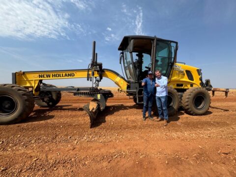 Prefeito acompanha cascalhamento de estradas vicinais em Campo Alegre de Goiás