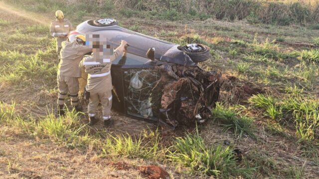 Motorista perde o controle, capota veículo e sai ilesa na BR-050 em Catalão