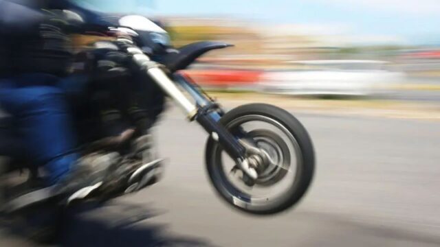 Jovem de 19 anos é flagrado pilotando moto sem habilitação e empinando em Catalão