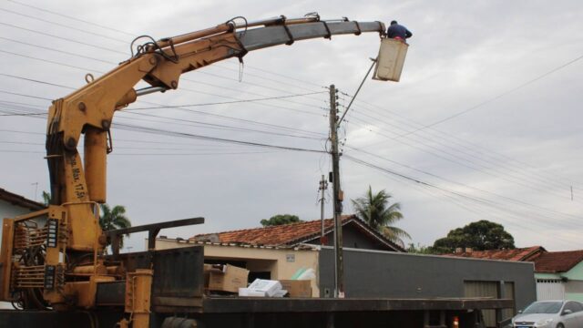 Prefeitura de Ouvidor realiza troca de lâmpadas queimadas na rede de iluminação pública