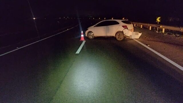 Mulher perde controle de carro e colide com defensa metálica na BR-050 em Campo Alegre de Goiás