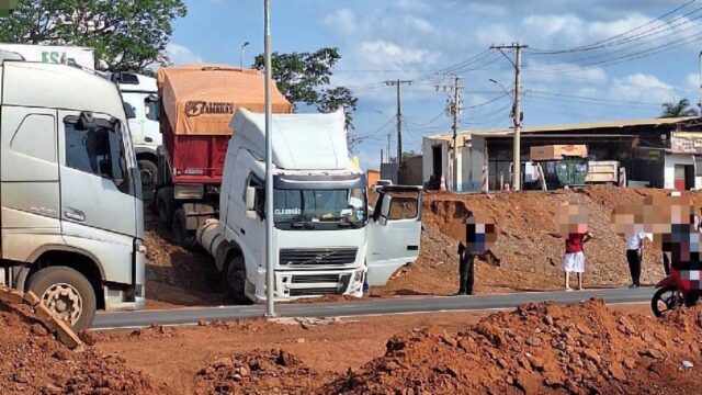 Carreta sai da pista ao tentar evitar colisão na BR-050, em Catalão