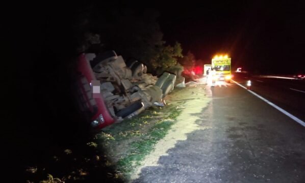 Motorista fica gravemente ferido após bitrem tombar na BR-050, em Campo Alegre de Goiás