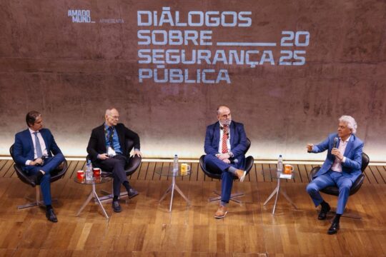 Caiado defende maior respaldo às polícias no combate à criminalidade em evento sobre segurança pública no Rio de Janeiro