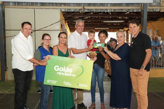 Prefeitura de Catalão entrega primeiros cartões do programa Benefício Goiás + Inclusivo a 114 famílias