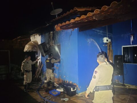 Polícia Militar age rápido e evita tragédia em incêndio residencial em Monte Carmelo
