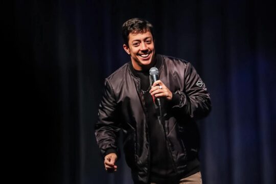 É HOJE, CATALÃO! Renato Albani apresenta o show “A Ignorância É Uma Dádiva” no Teatro da UNA com recorde de público