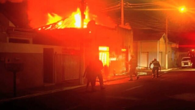 Bombeiros combatem incêndio em residência no centro de Ipameri